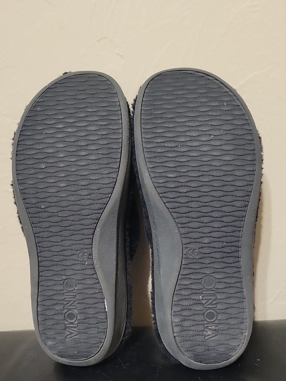 Vionic Relax Lux Black Plush Slippers Size 7 - Picture 5 of 5